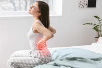 रजोनिवृत्ति के बाद महिलाओं में हड्डियों की कमजोरी और ऑस्टियोपोरोसिस से जुड़ा स्वास्थ्य जागरूकता दृश्य