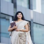 आत्मविश्वास के साथ आगे बढ़ती महिला, अपने सपनों को जीने की ओर कदम बढ़ाती हुई