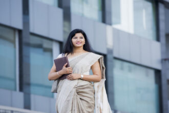 आत्मविश्वास के साथ आगे बढ़ती महिला, अपने सपनों को जीने की ओर कदम बढ़ाती हुई