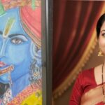 भारतीय कलाकार प्रतिमा अस्थाना अपनी कृष्ण पेंटिंग के साथ, लाल साड़ी में प्रोफेशनल पोर्ट्रेट