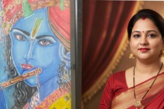 भारतीय कलाकार प्रतिमा अस्थाना अपनी कृष्ण पेंटिंग के साथ, लाल साड़ी में प्रोफेशनल पोर्ट्रेट