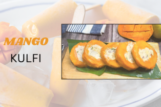 कटे हुए आम के स्लाइस में भरी हुई क्रीमी मैंगो कुल्फी, लकड़ी के बोर्ड पर सुंदर तरीके से सजाई हुई