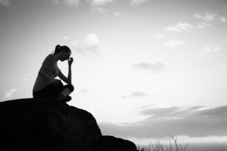 ओवरथिंकिंग : अपने मन को शांत कैसे करें