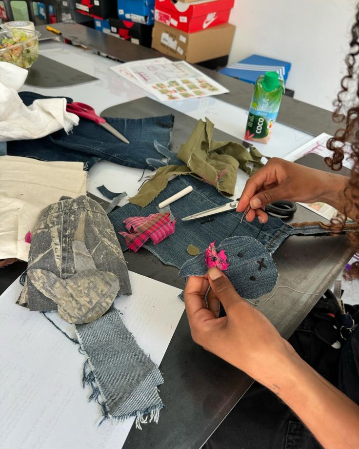 पुराने कपड़ों को क्रिएटिव तरीके से दोबारा इस्तेमाल कैसे करें