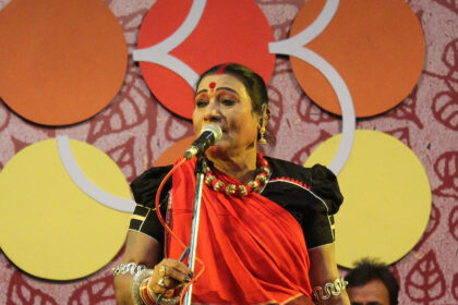 Padma Vibhushan awardee Teejan Bai performing the traditional Pandavani folk art on stage with a tambura in Chhattisgarh.