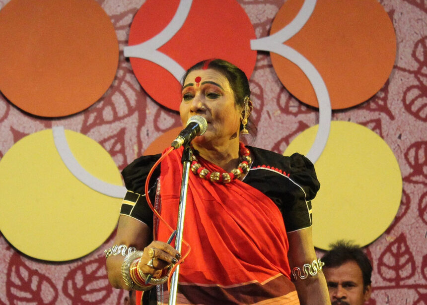 Padma Vibhushan awardee Teejan Bai performing the traditional Pandavani folk art on stage with a tambura in Chhattisgarh.