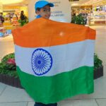 भारतीय तिरंगे में लिपटा बच्चा दिल्ली एयरपोर्ट पर देशभक्ति का संदेश देता हुआ