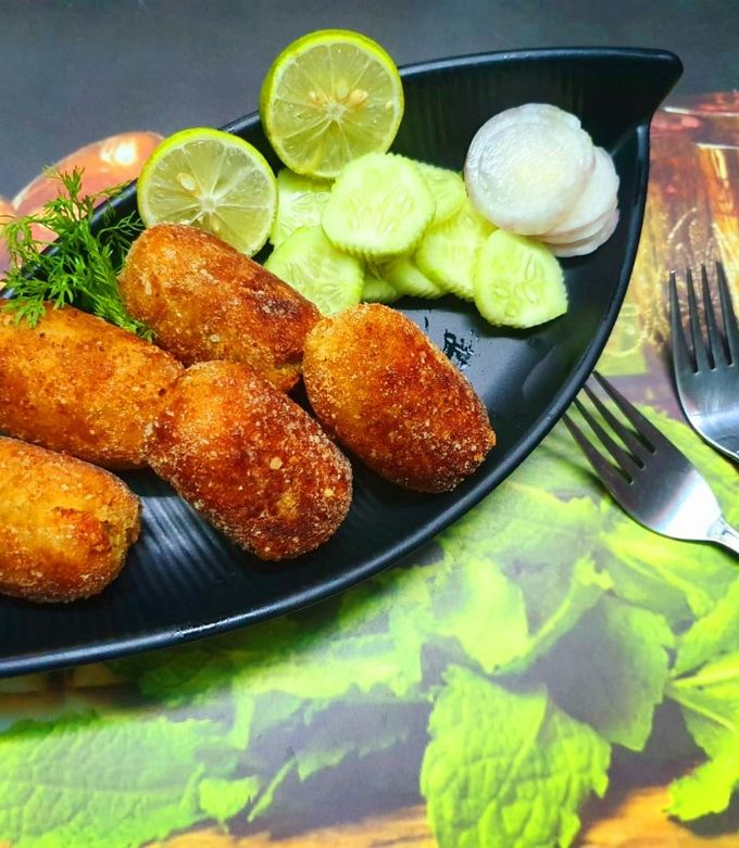 Crispy Bengali mochar chop made with banana flower, potato and spices